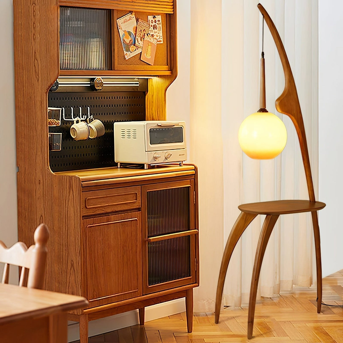 Selisora vloerlamp met gebogen mantisarm in walnootkleur