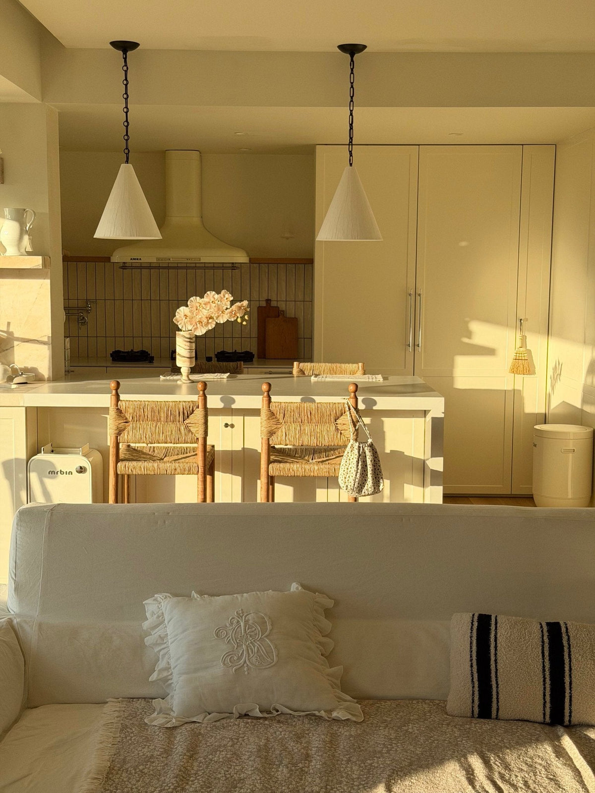 Terierina hanglamp van gips met conische vorm