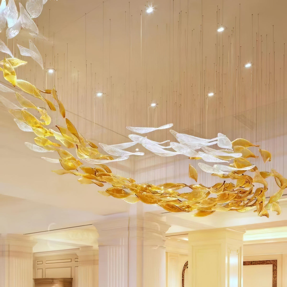 Vamararae kroonluchter met cascade van goudkleurige glazen bloemblaadjes