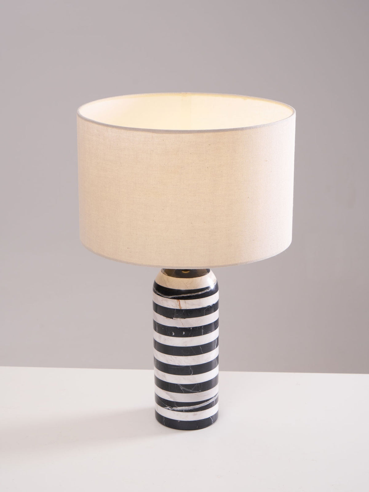 Avery moderne tafellamp