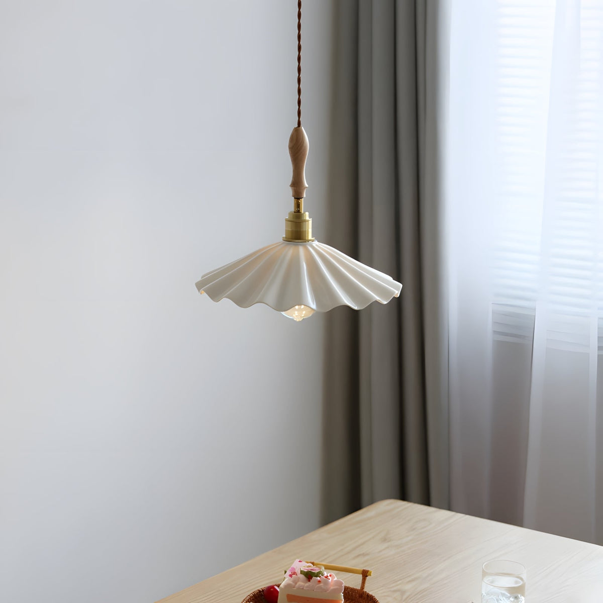 Renelelle hanglamp met keramische rok en houten handvat
