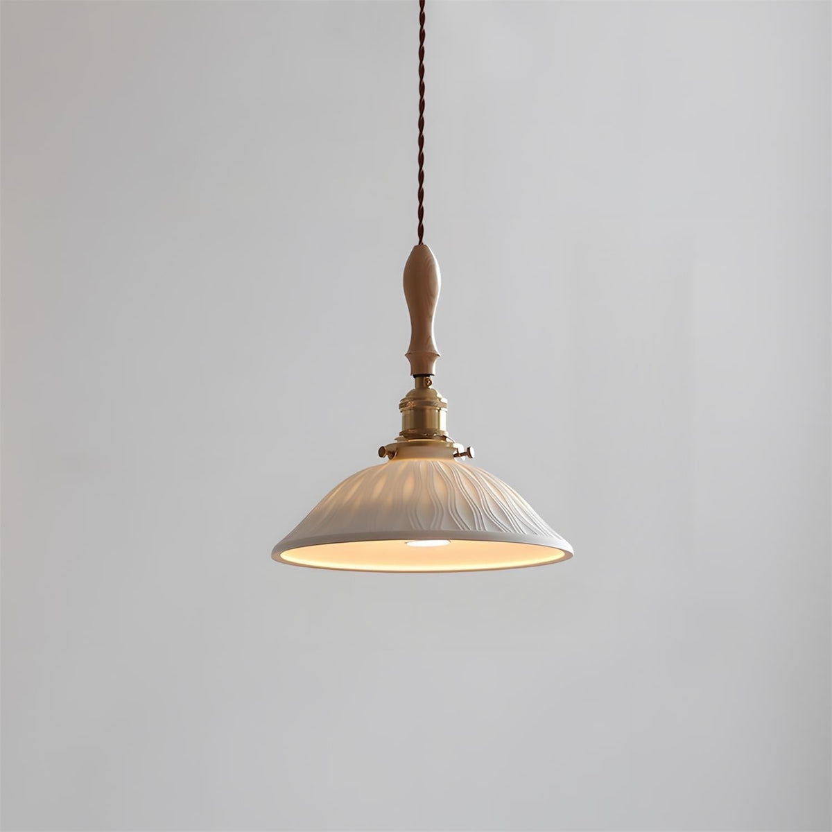 Renelelle hanglamp met keramische rok en houten handvat