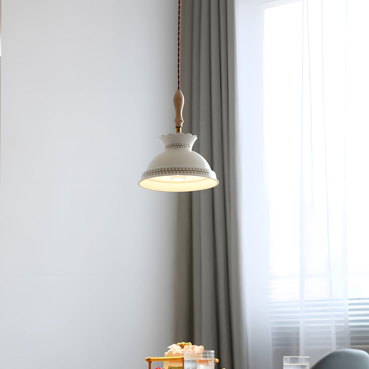 Renelelle hanglamp met keramische rok en houten handvat