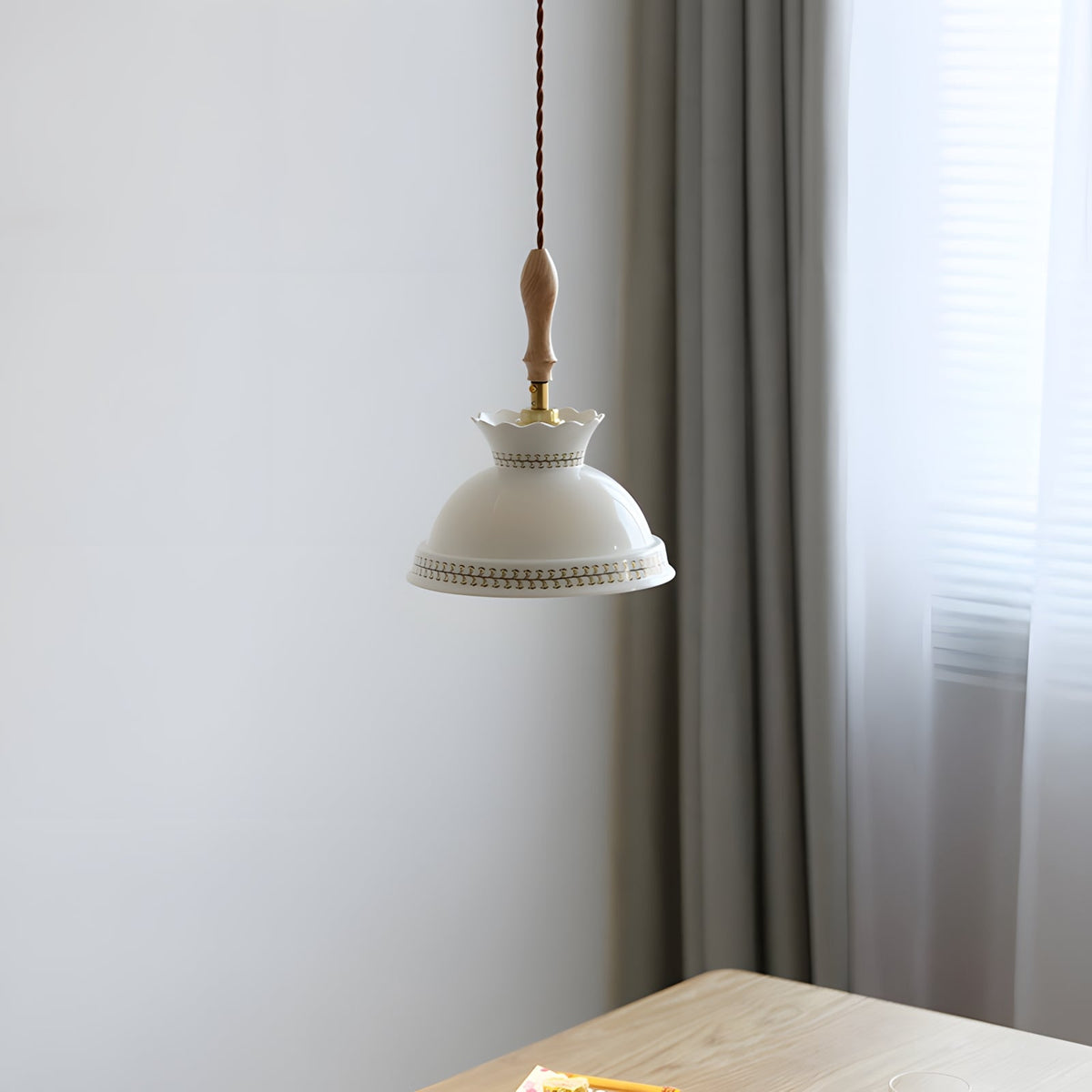 Renelelle hanglamp met keramische rok en houten handvat