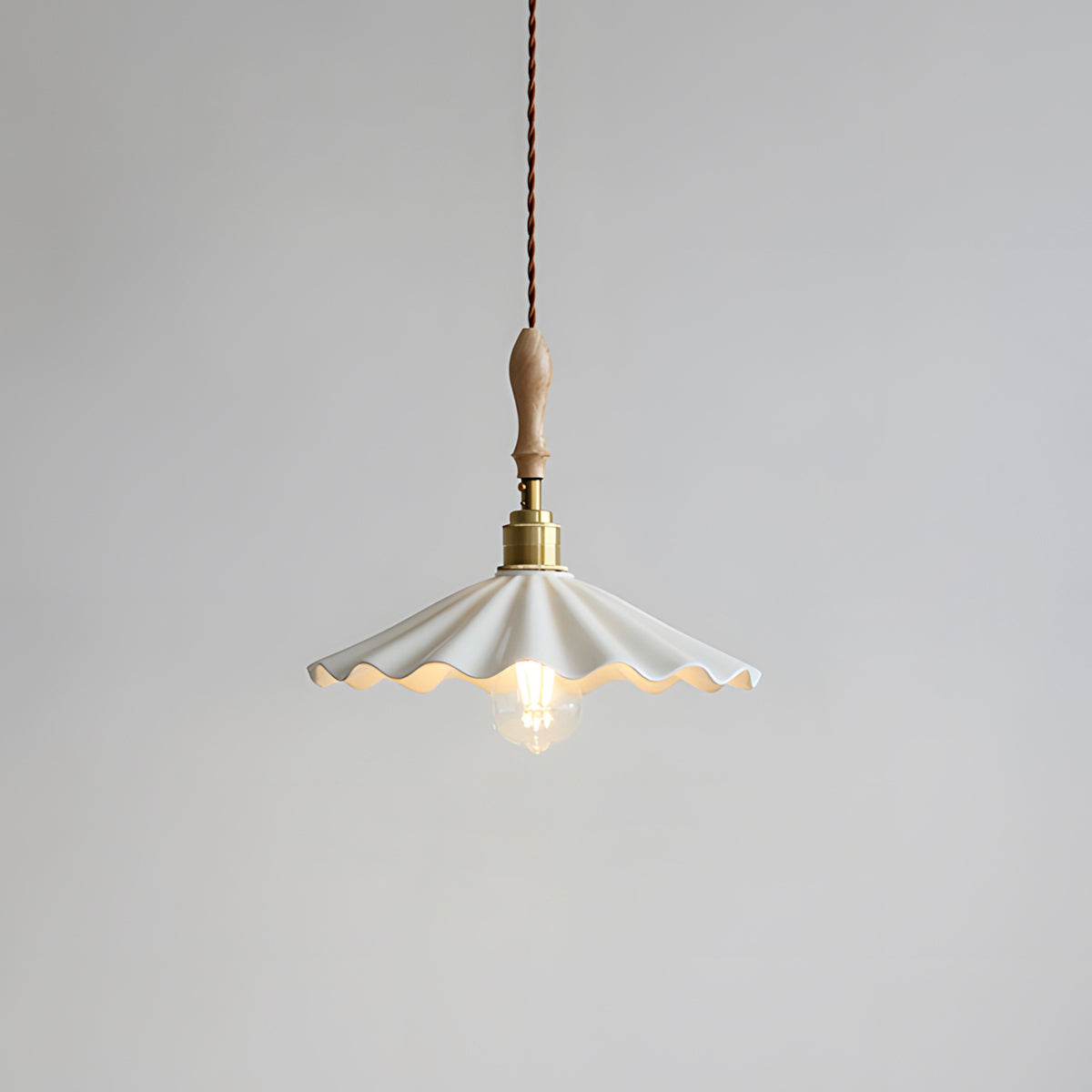 Renelelle hanglamp met keramische rok en houten handvat