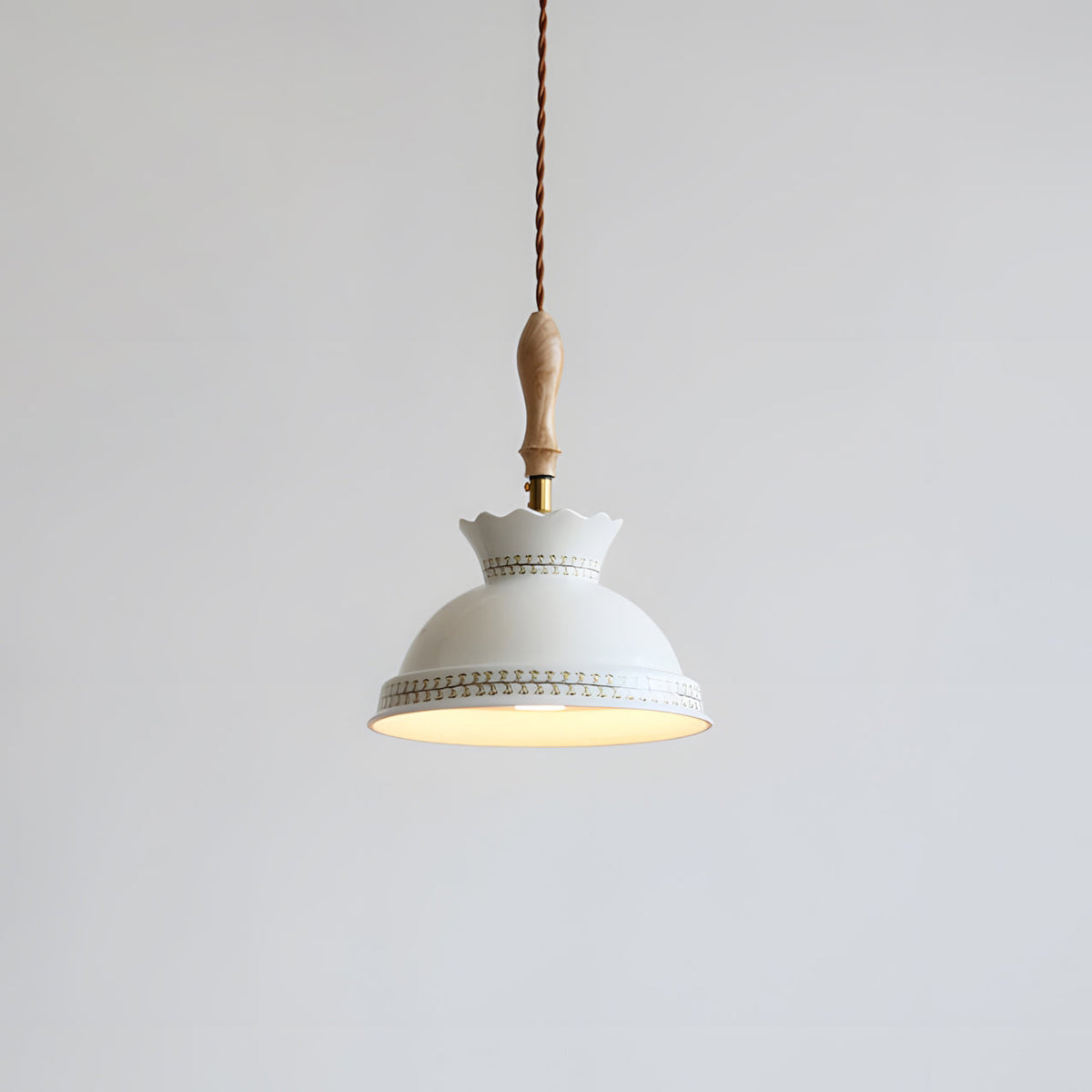 Renelelle hanglamp met keramische rok en houten handvat
