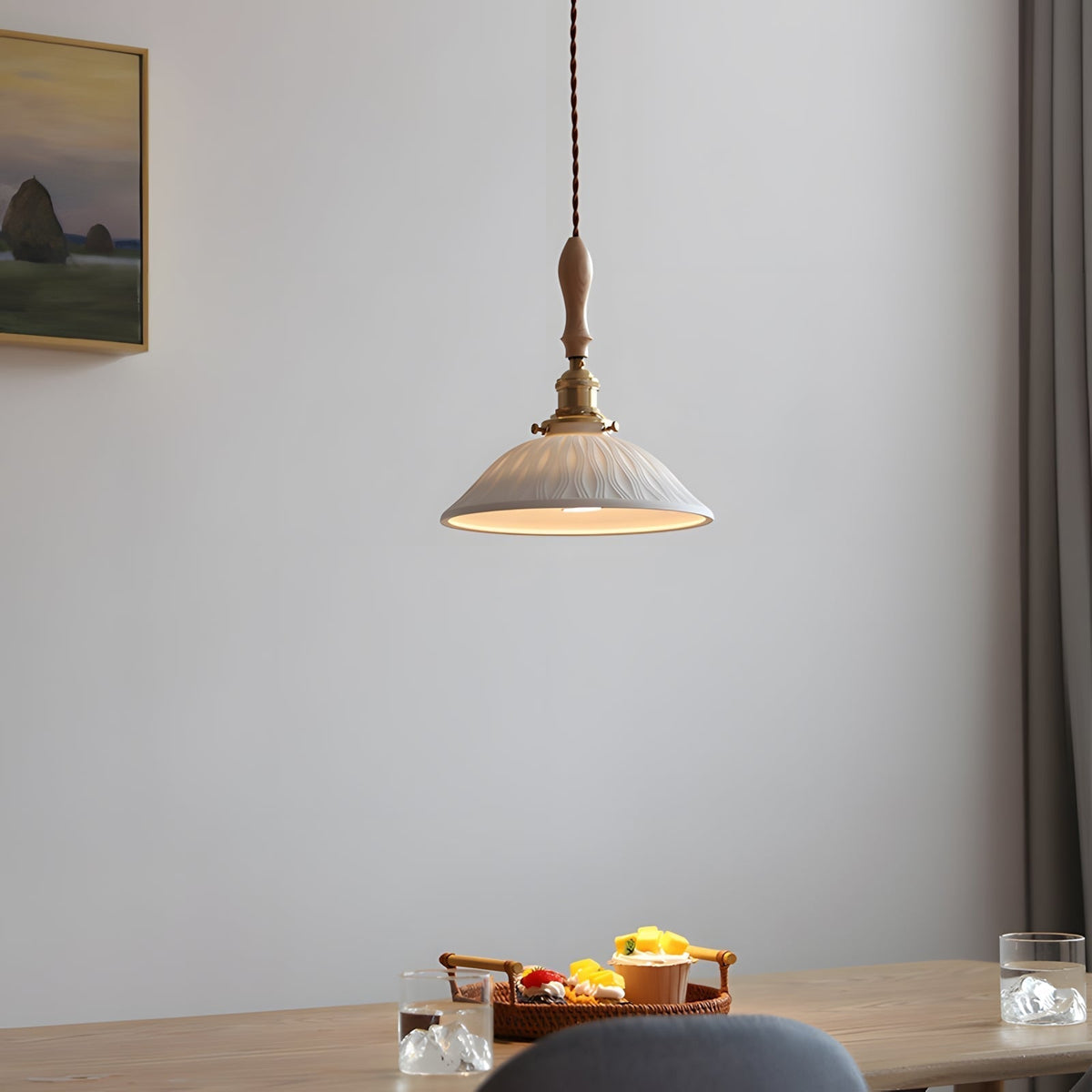 Renelelle hanglamp met keramische rok en houten handvat