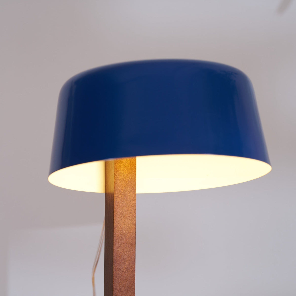 Cirirelle Moderne tafellamp van walnoot