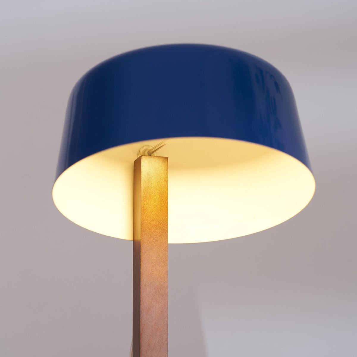 Cirirelle Moderne tafellamp van walnoot