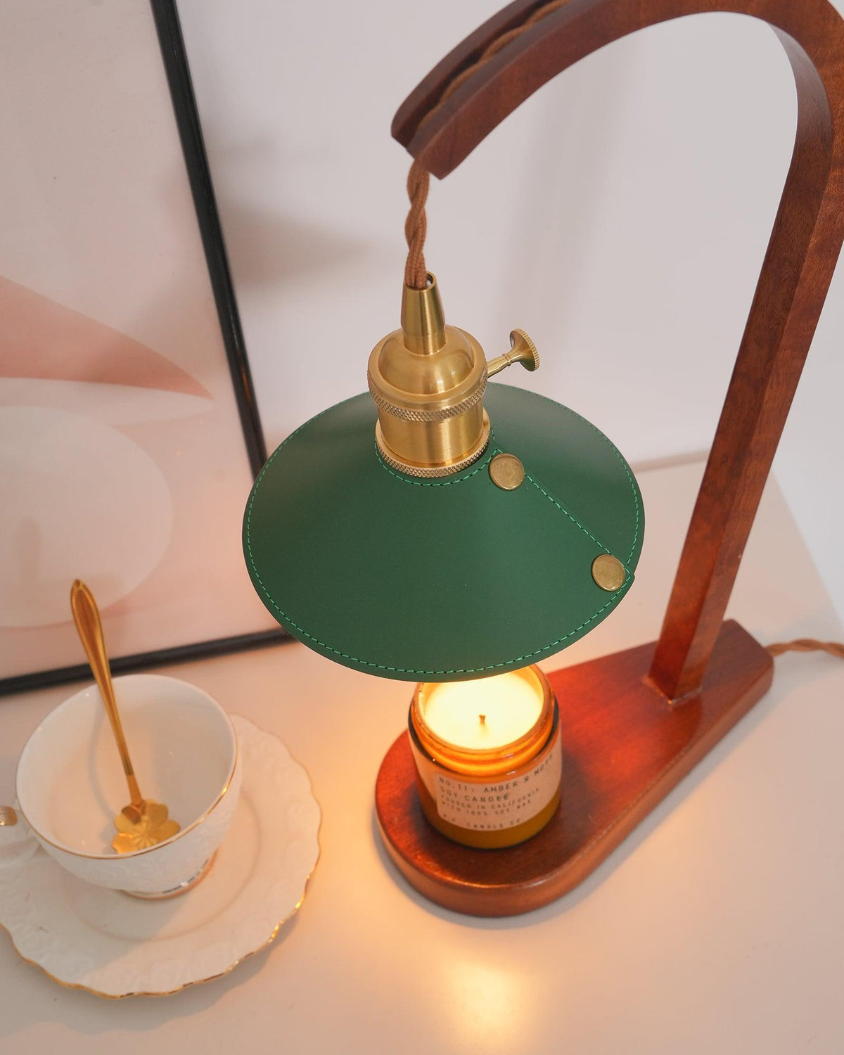Elvuia tafellamp van walnoothout en groen