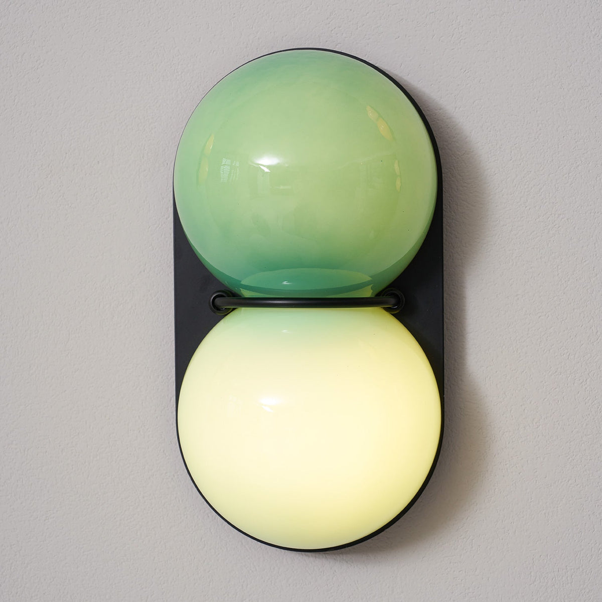 Two bollen wandlamp van glas