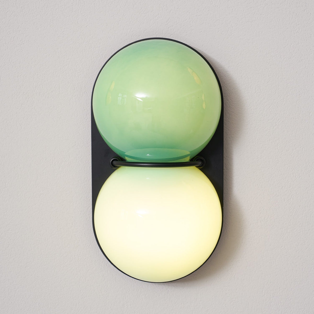 Two bollen wandlamp van glas