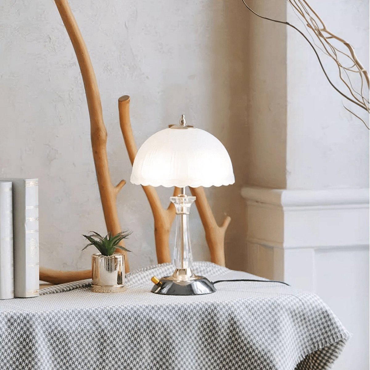 Belle tafellamp met bolvormig glazen kap