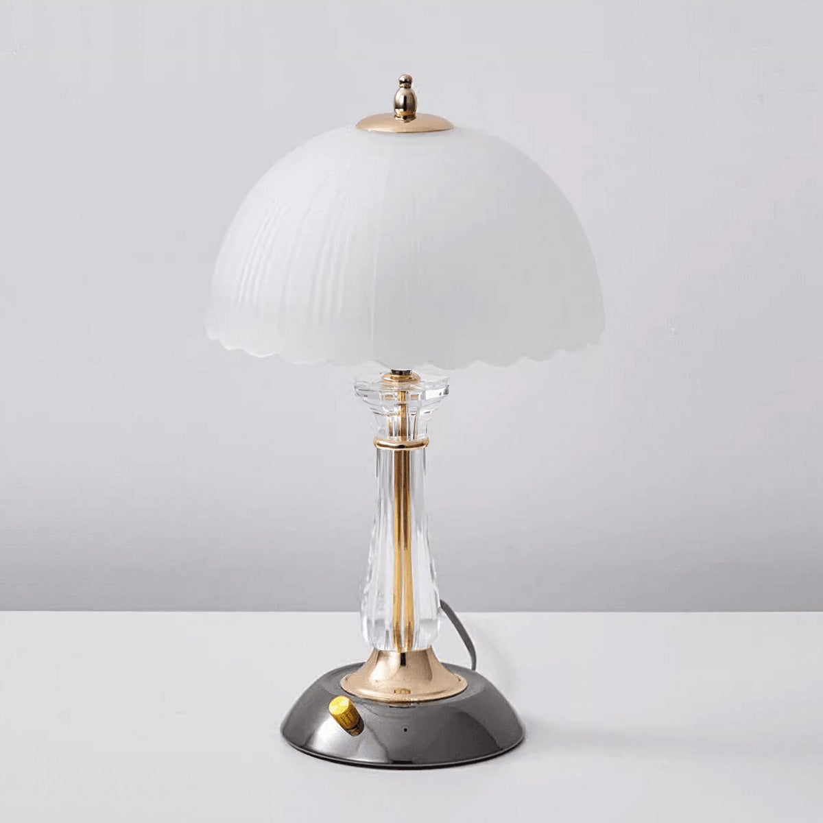 Belle tafellamp met bolvormig glazen kap