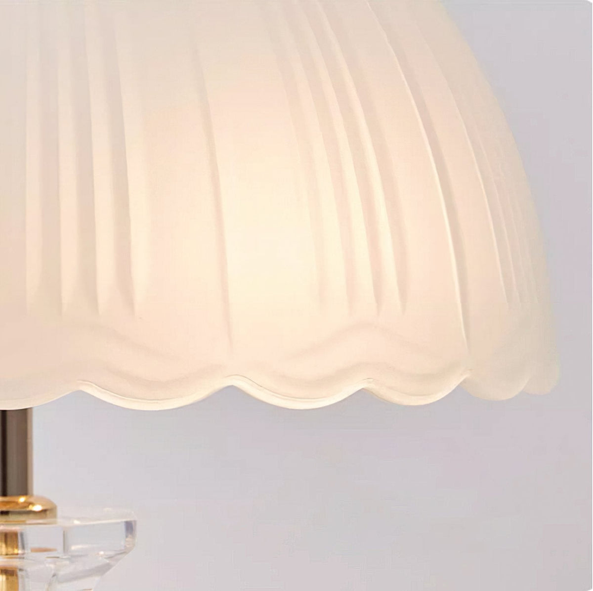 Belle tafellamp met bolvormig glazen kap