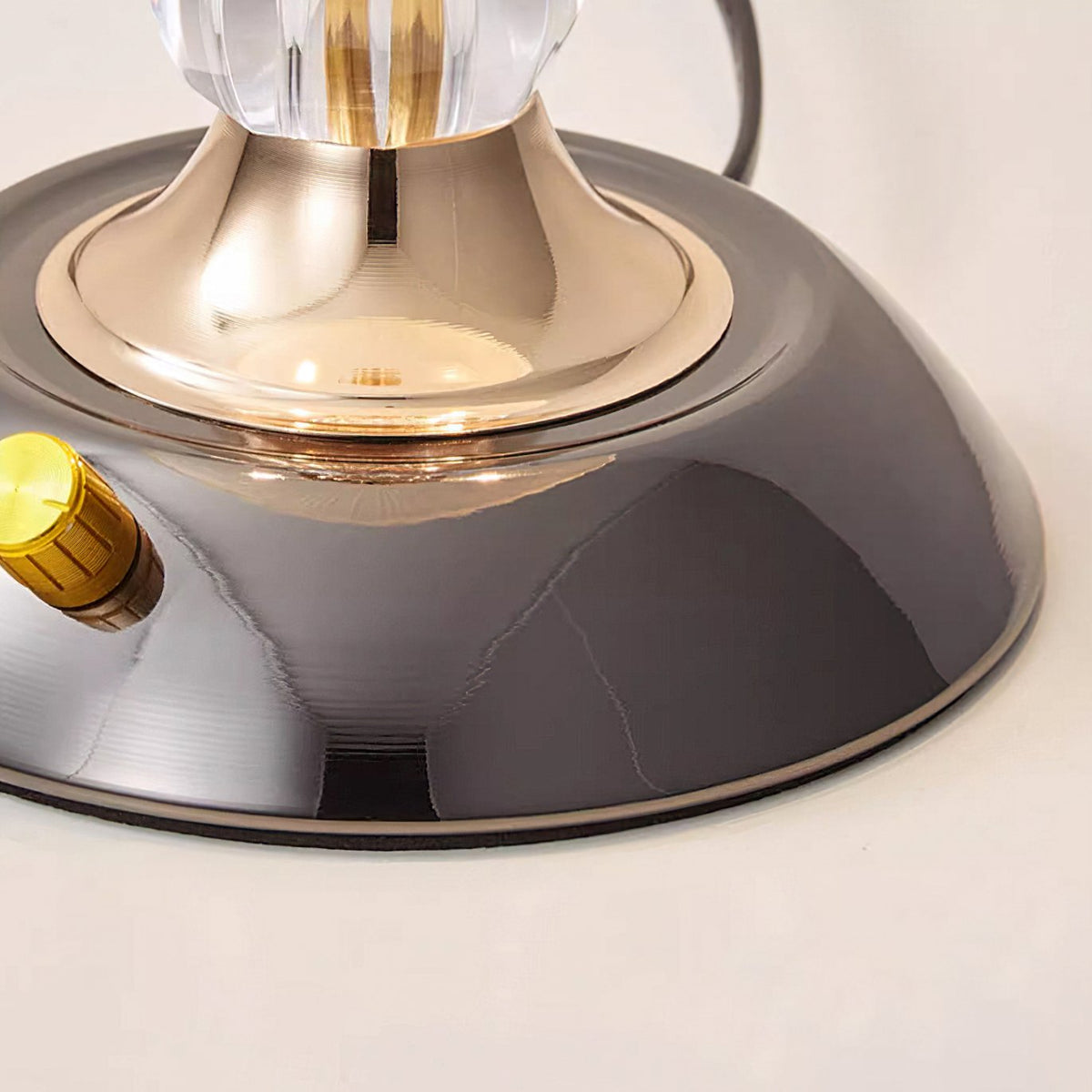 Belle tafellamp met bolvormig glazen kap