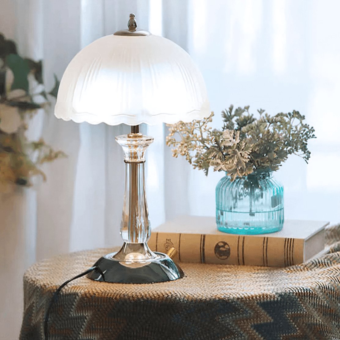 Belle tafellamp met bolvormig glazen kap