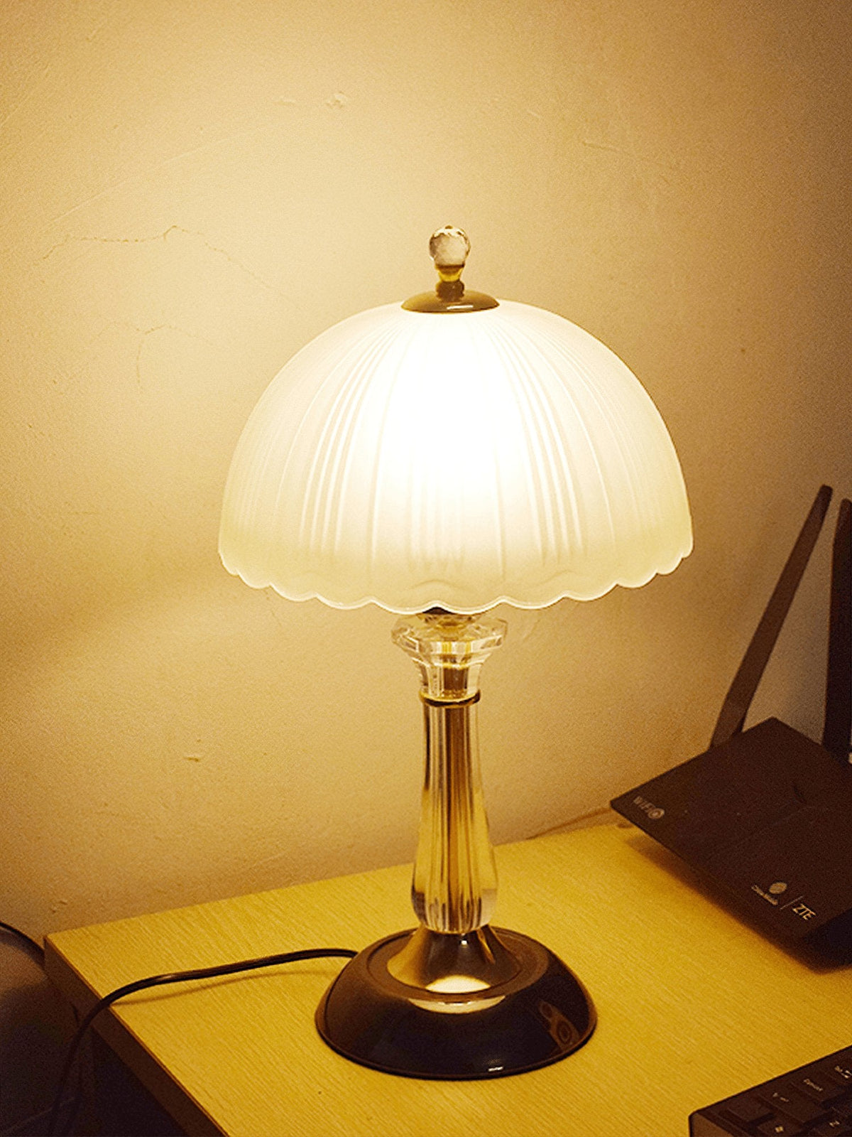 Belle tafellamp met bolvormig glazen kap