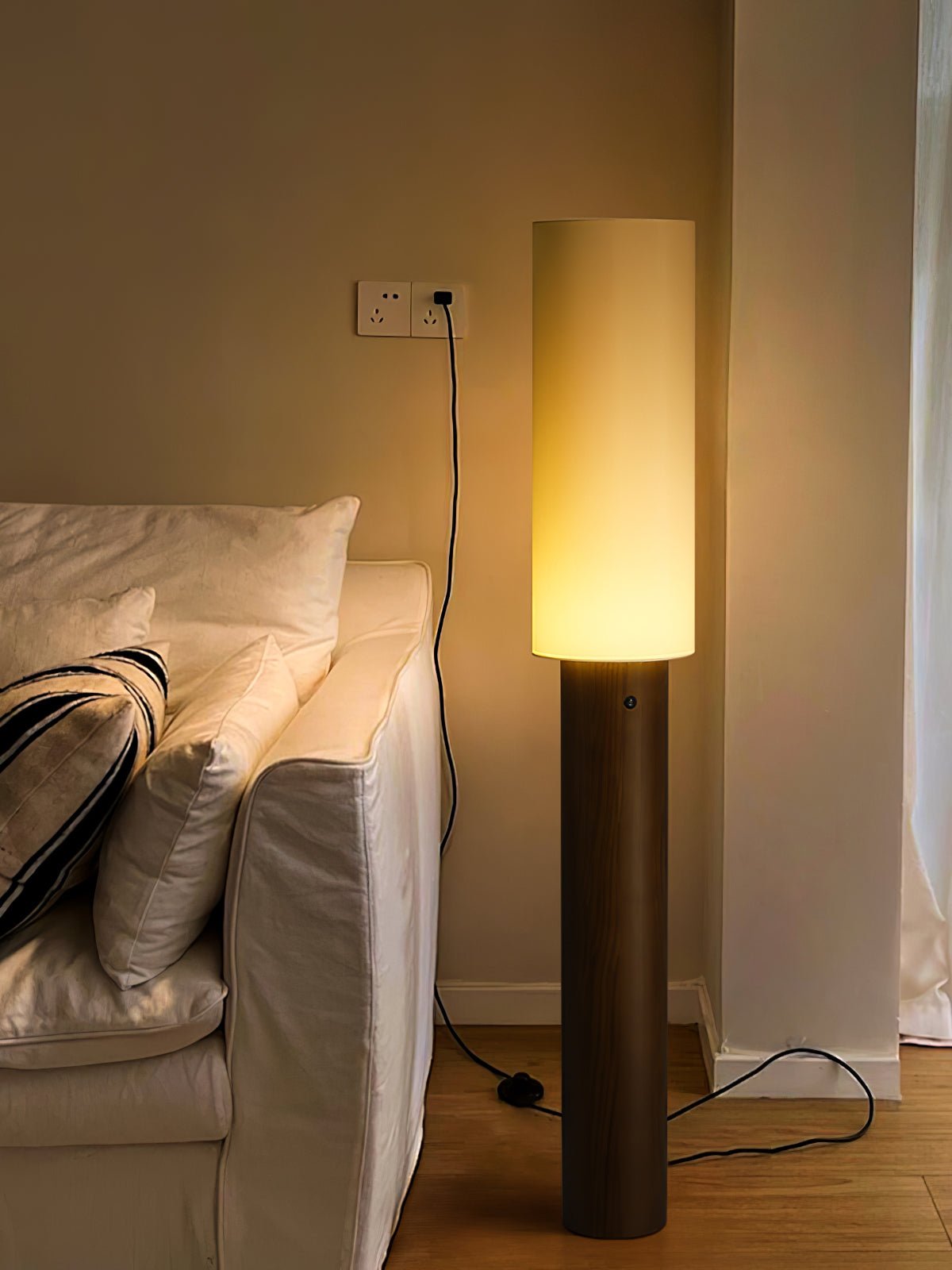 Uvynir Cylindrische houten vloerlamp