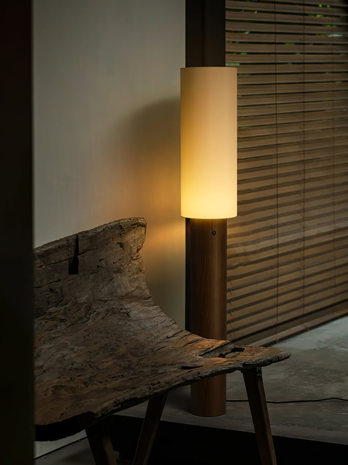 Uvynir Cylindrische houten vloerlamp