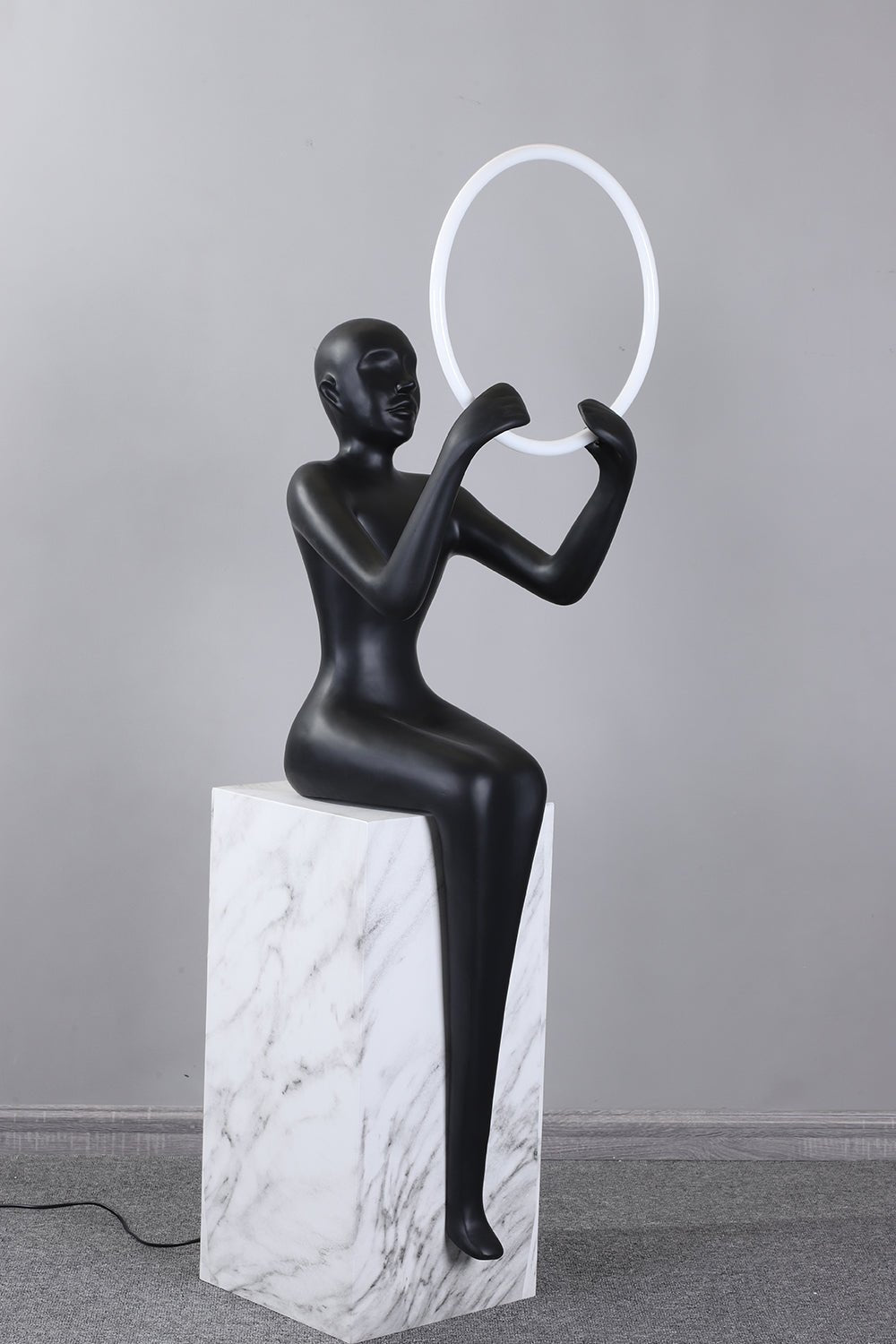 Orelaielle sculpturale vloerlamp in zwart