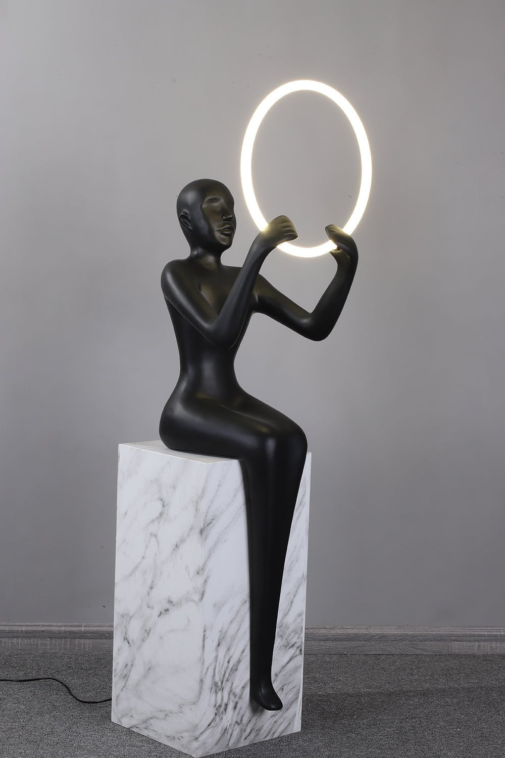 Orelaielle sculpturale vloerlamp in zwart