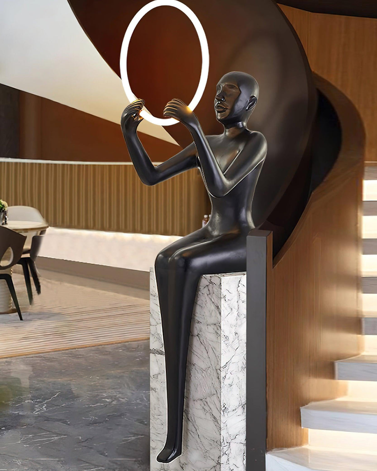 Orelaielle sculpturale vloerlamp in zwart