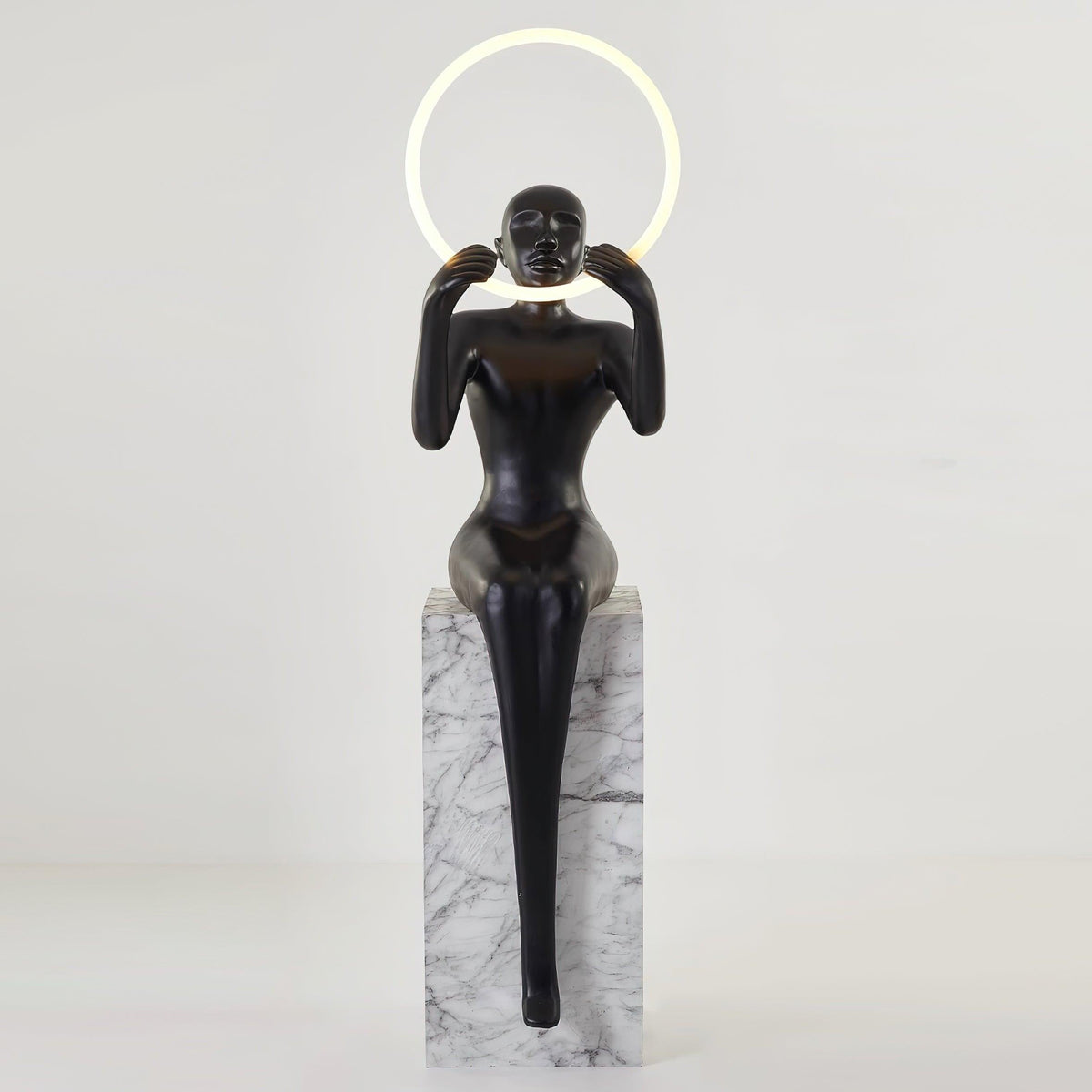 Orelaielle sculpturale vloerlamp in zwart
