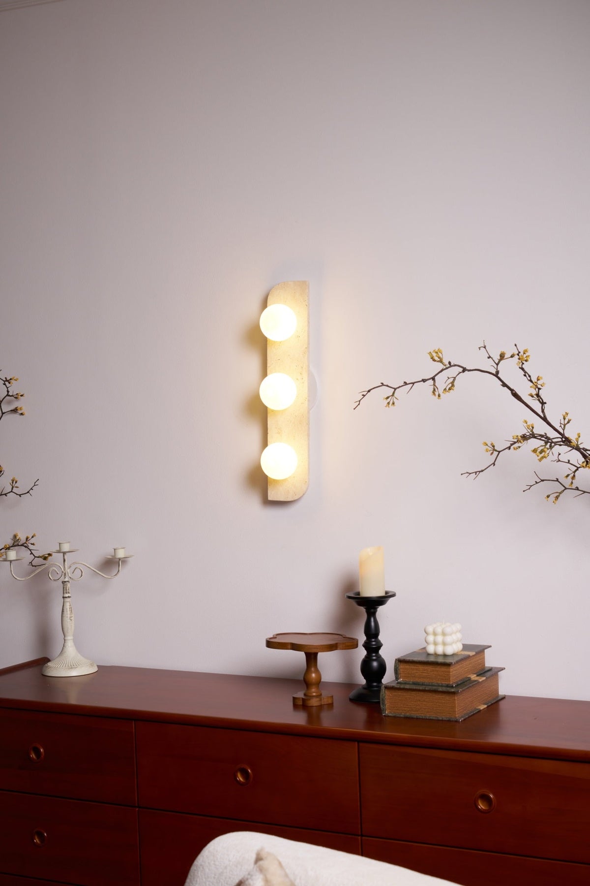 Serearia Minimalistische wandlamp van geel travertin met stekker