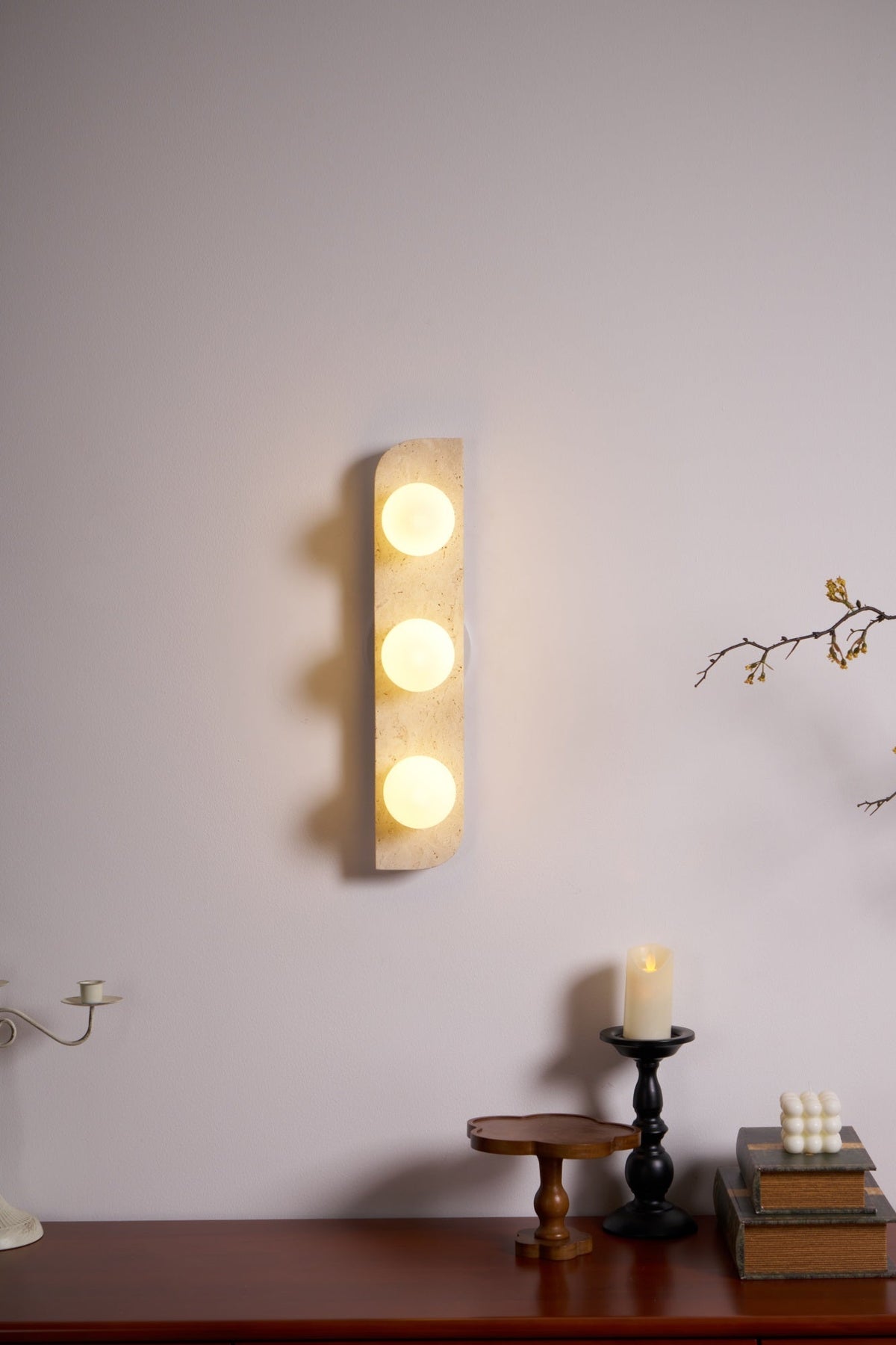 Serearia Minimalistische wandlamp van geel travertin met stekker