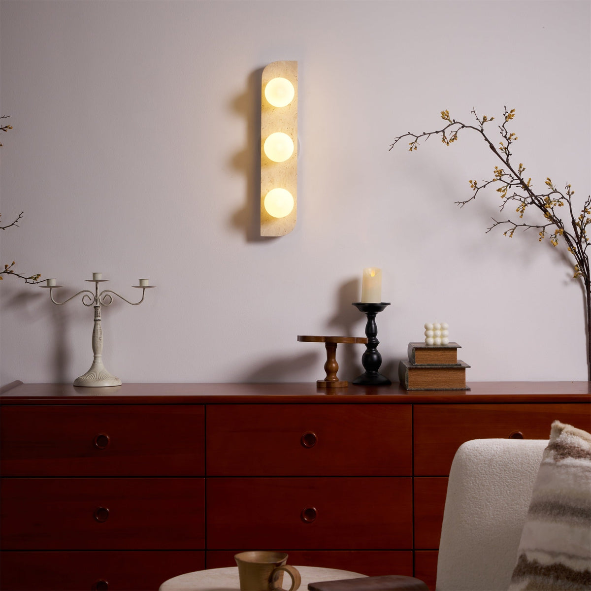 Serearia Minimalistische wandlamp van geel travertin met stekker