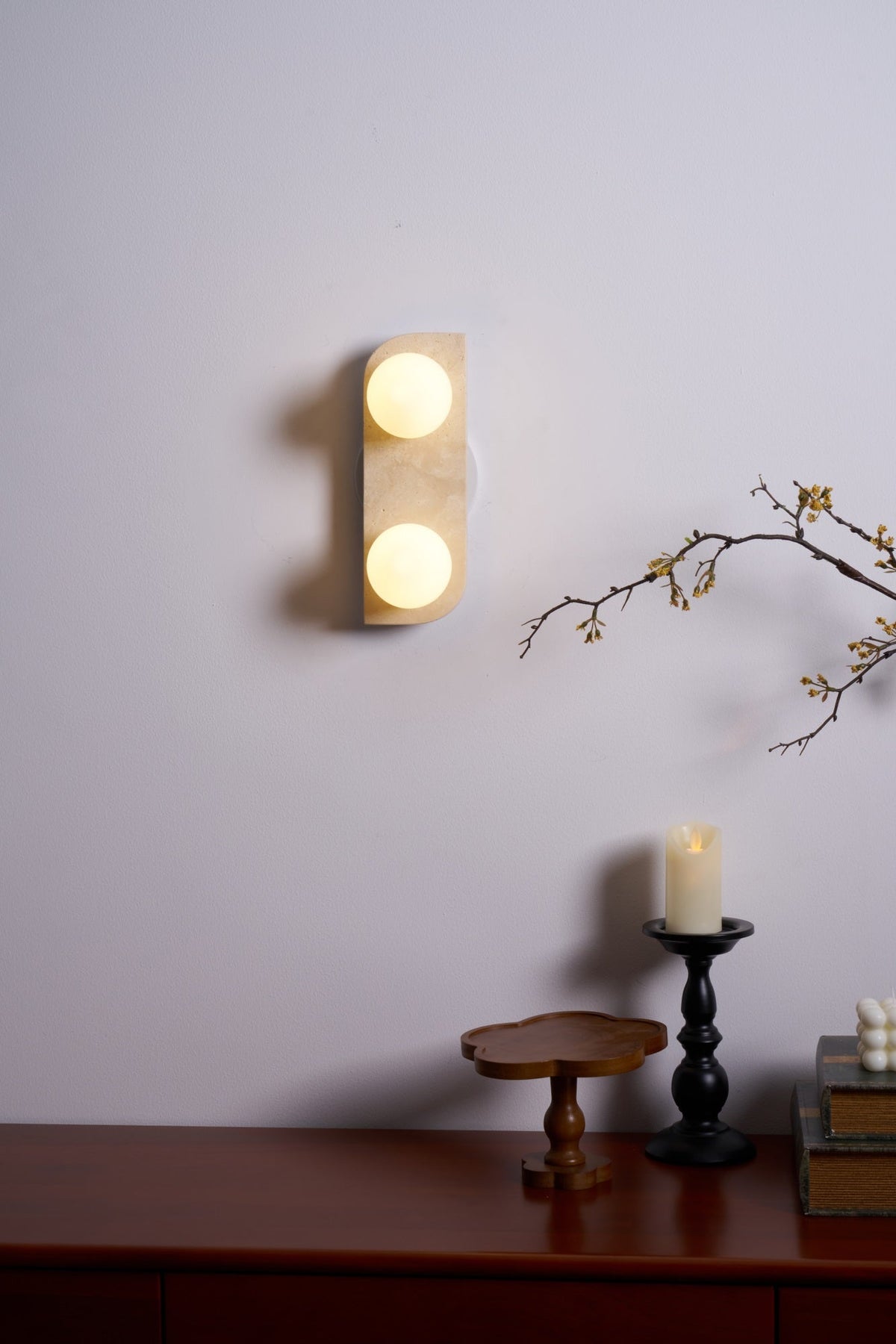 Serearia Minimalistische wandlamp van geel travertin met stekker