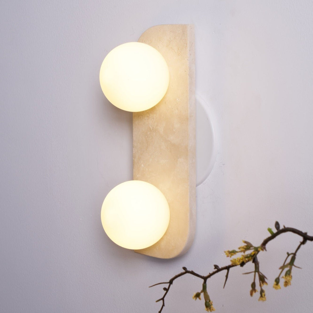 Serearia Minimalistische wandlamp van geel travertin met stekker