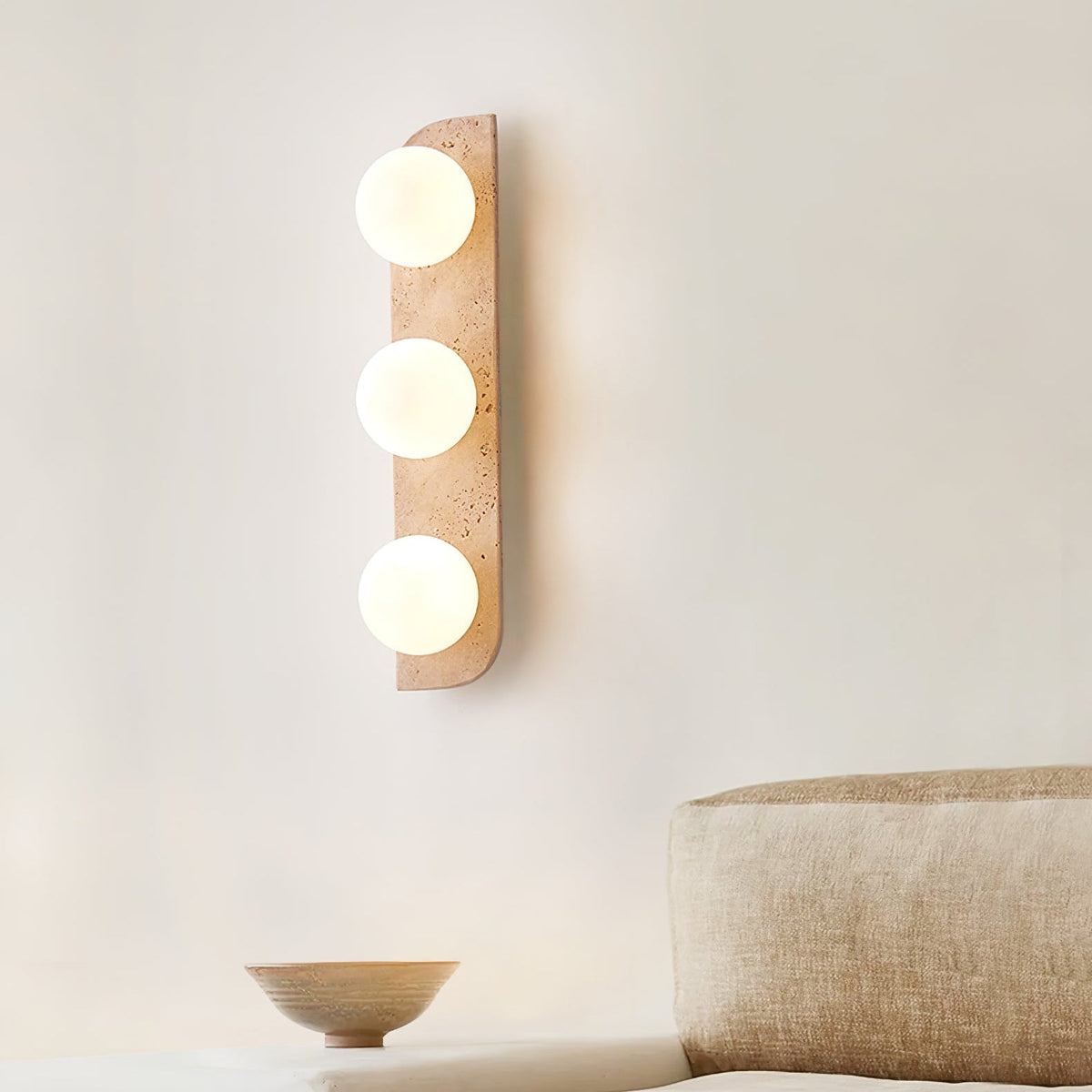 Serearia Minimalistische wandlamp van geel travertin met stekker