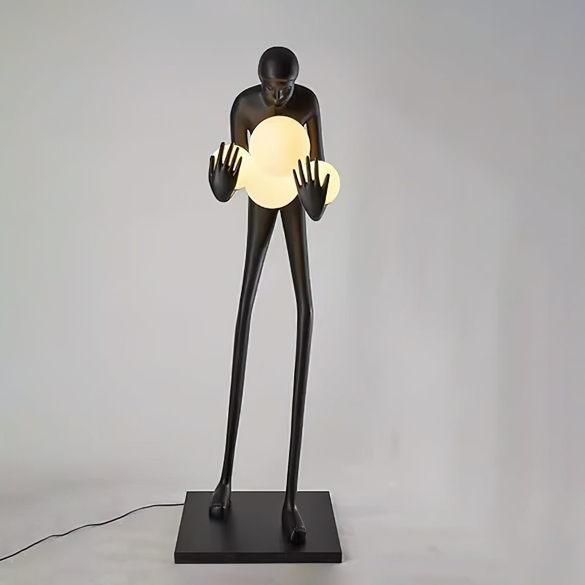 Nyxara vloerlamp met omhelzend zwart ontwerp