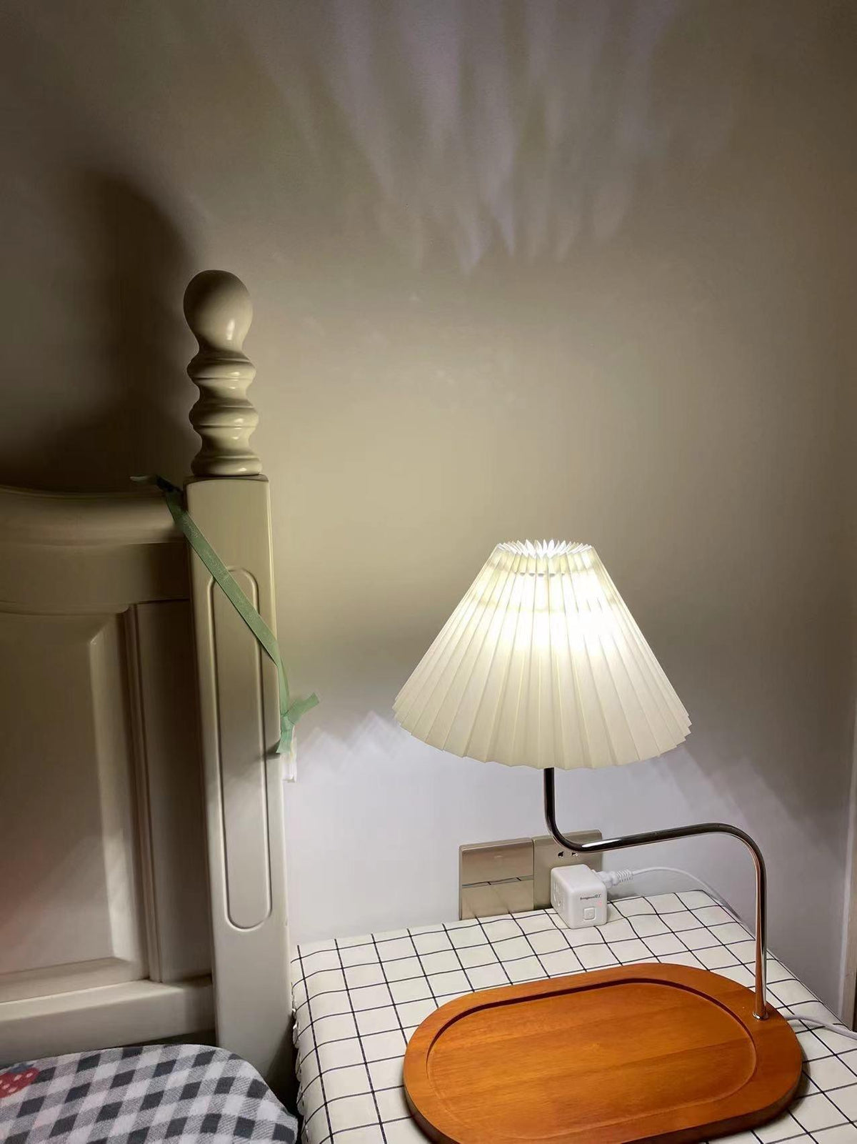 Ornelle tafellamp van hout en stof