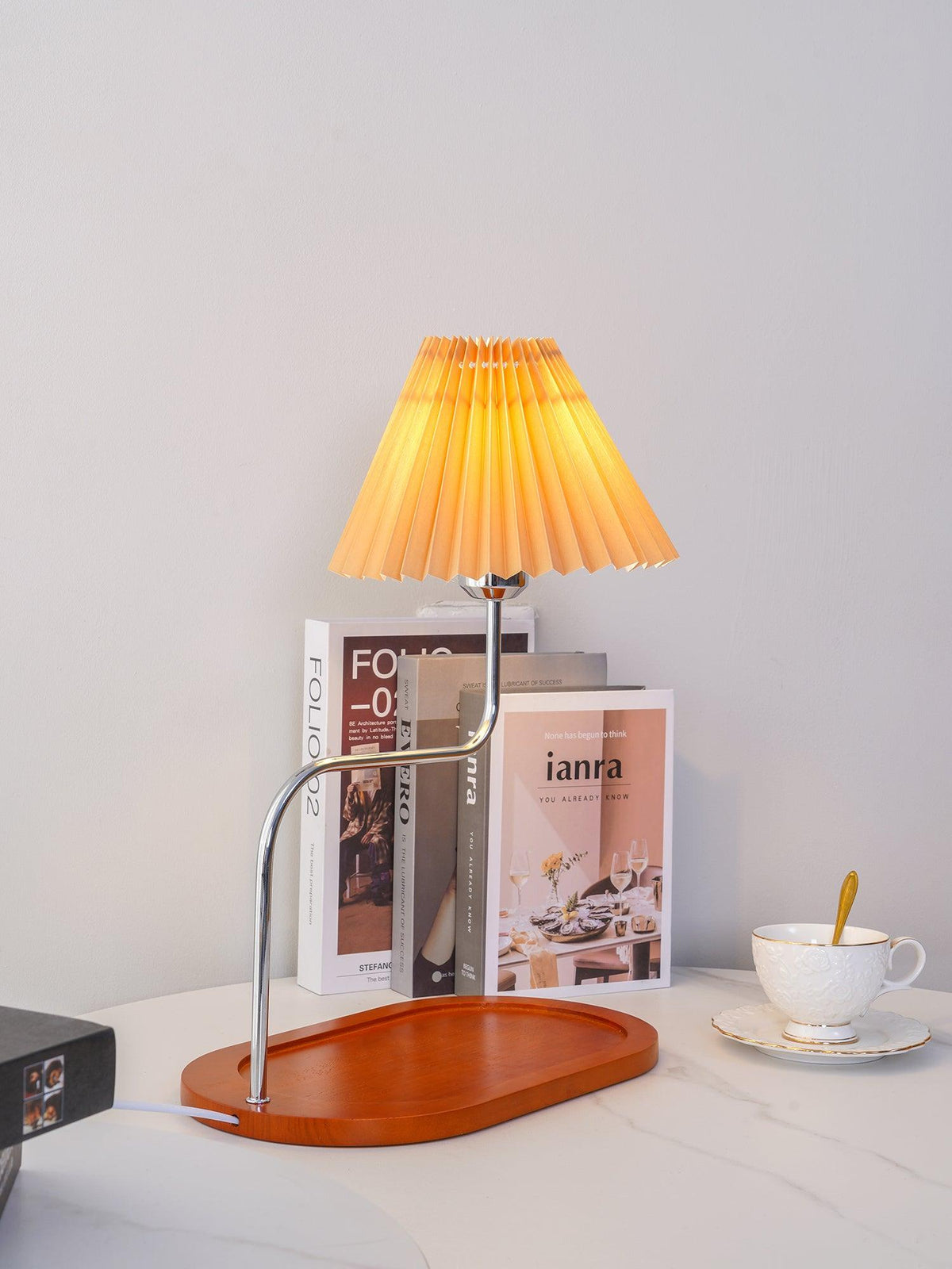 Ornelle tafellamp van hout en stof