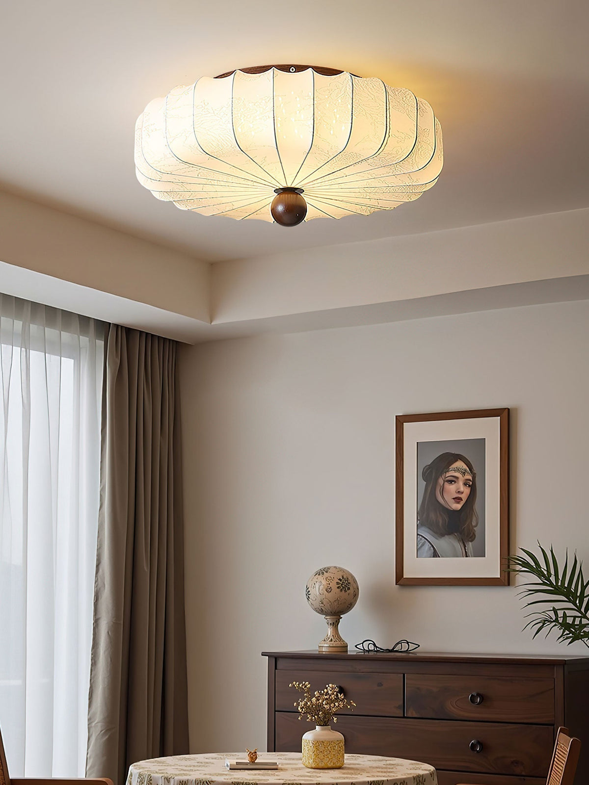 Lotus plafondlamp van walnootkleur en beige stof