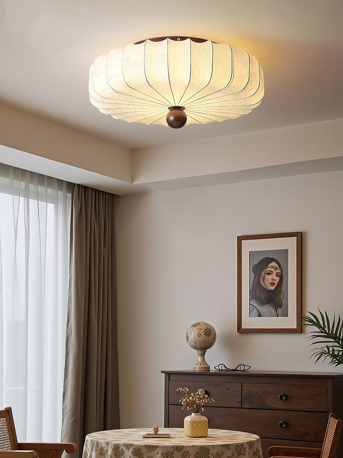 Lotus plafondlamp van walnootkleur en beige stof