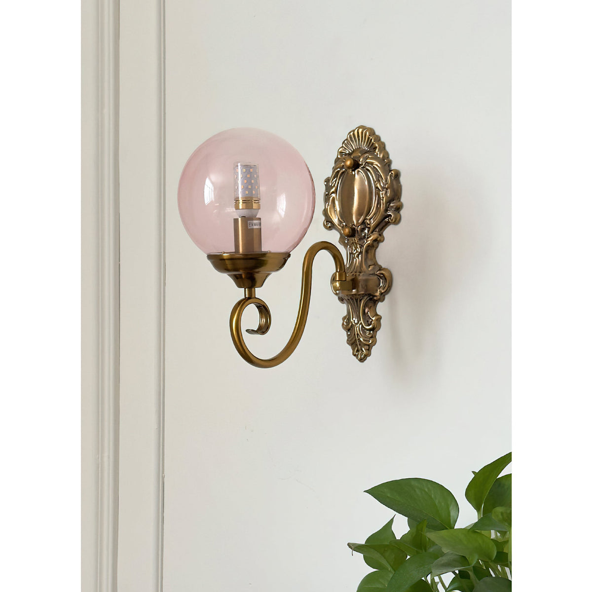 Lavinia wandlamp met en roze afwerking