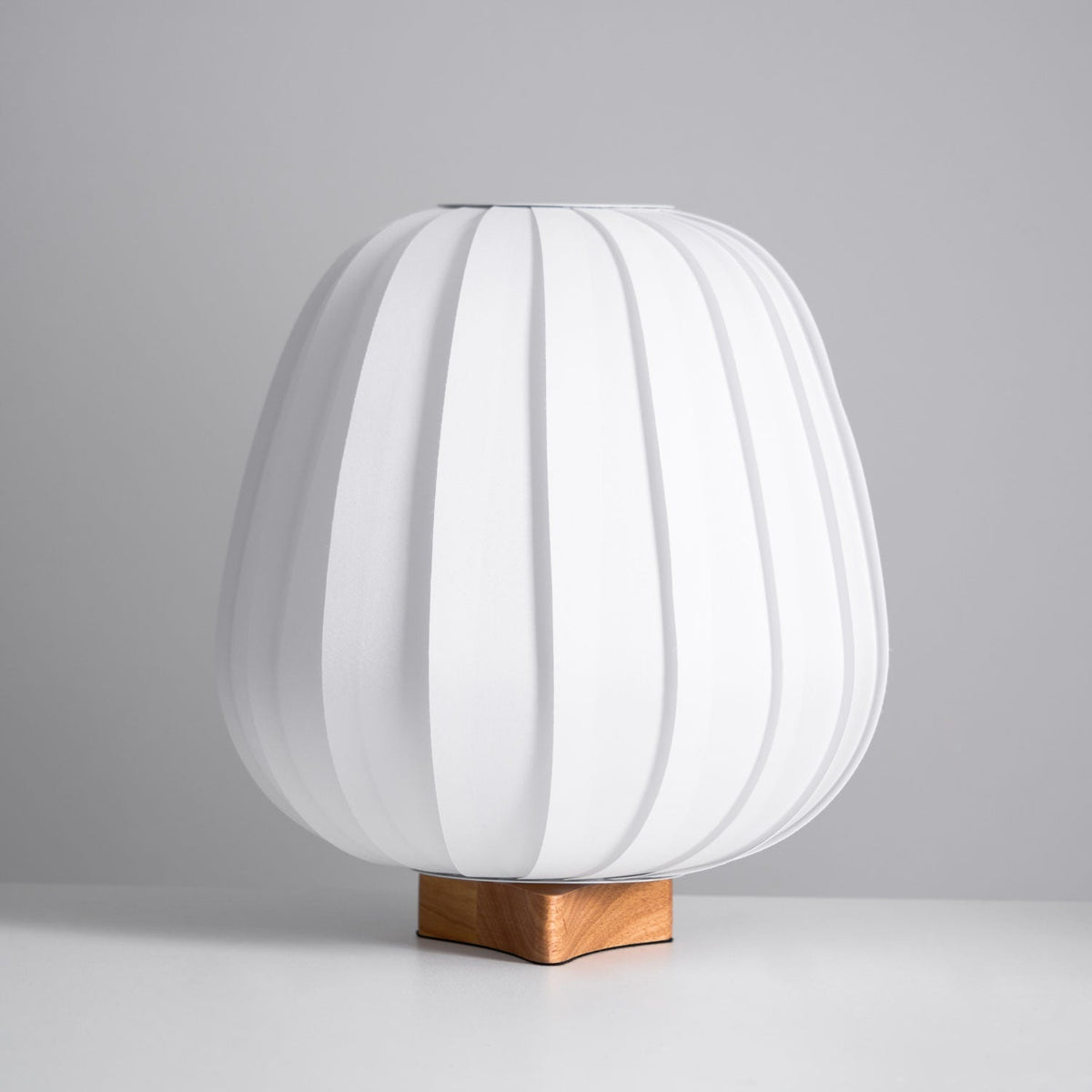 Elenor tafellamp van stof en hout in minimalistisch ontwerp