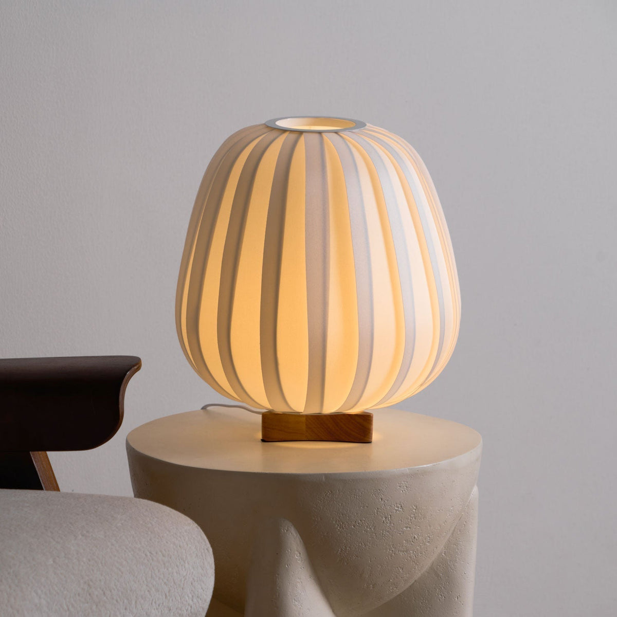 Elenor tafellamp van stof en hout in minimalistisch ontwerp