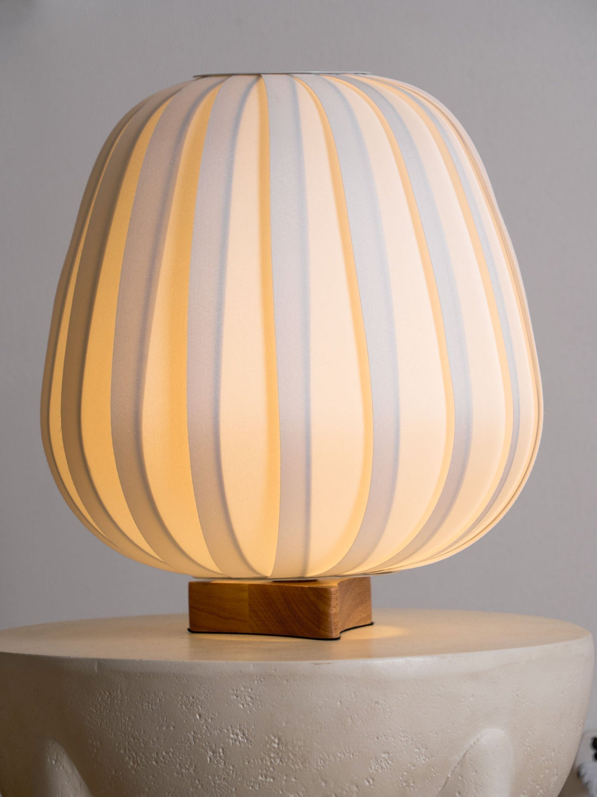 Elenor tafellamp van stof en hout in minimalistisch ontwerp