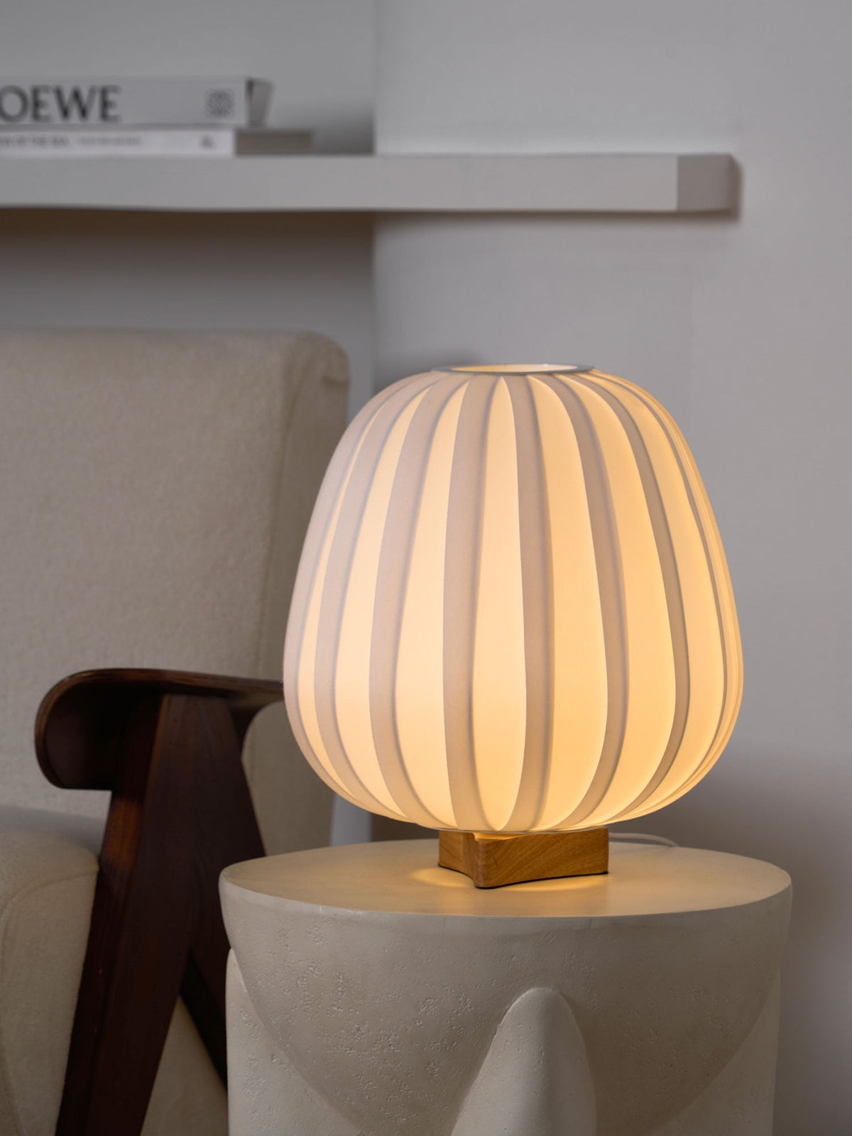 Elenor tafellamp van stof en hout in minimalistisch ontwerp