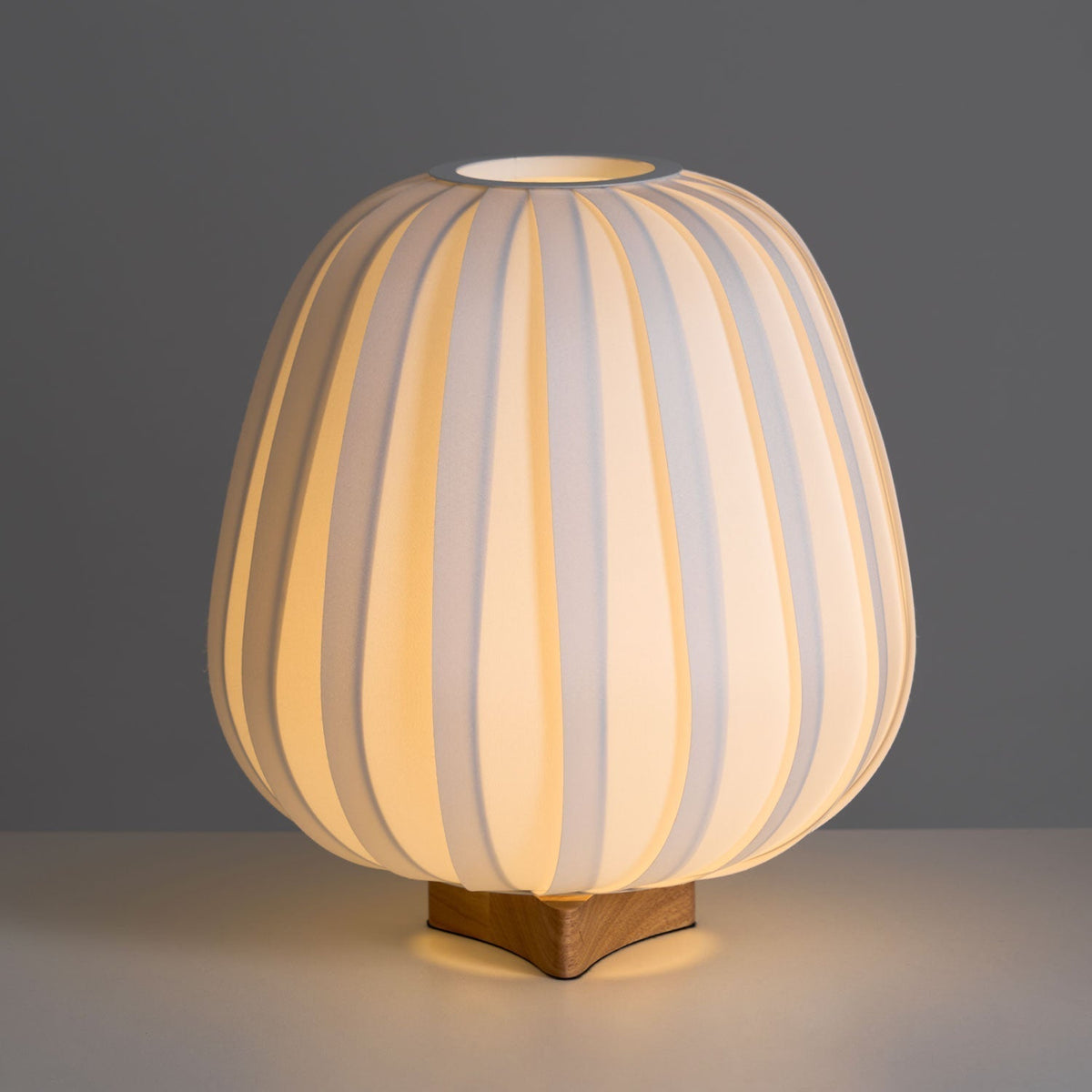 Elenor tafellamp van stof en hout in minimalistisch ontwerp