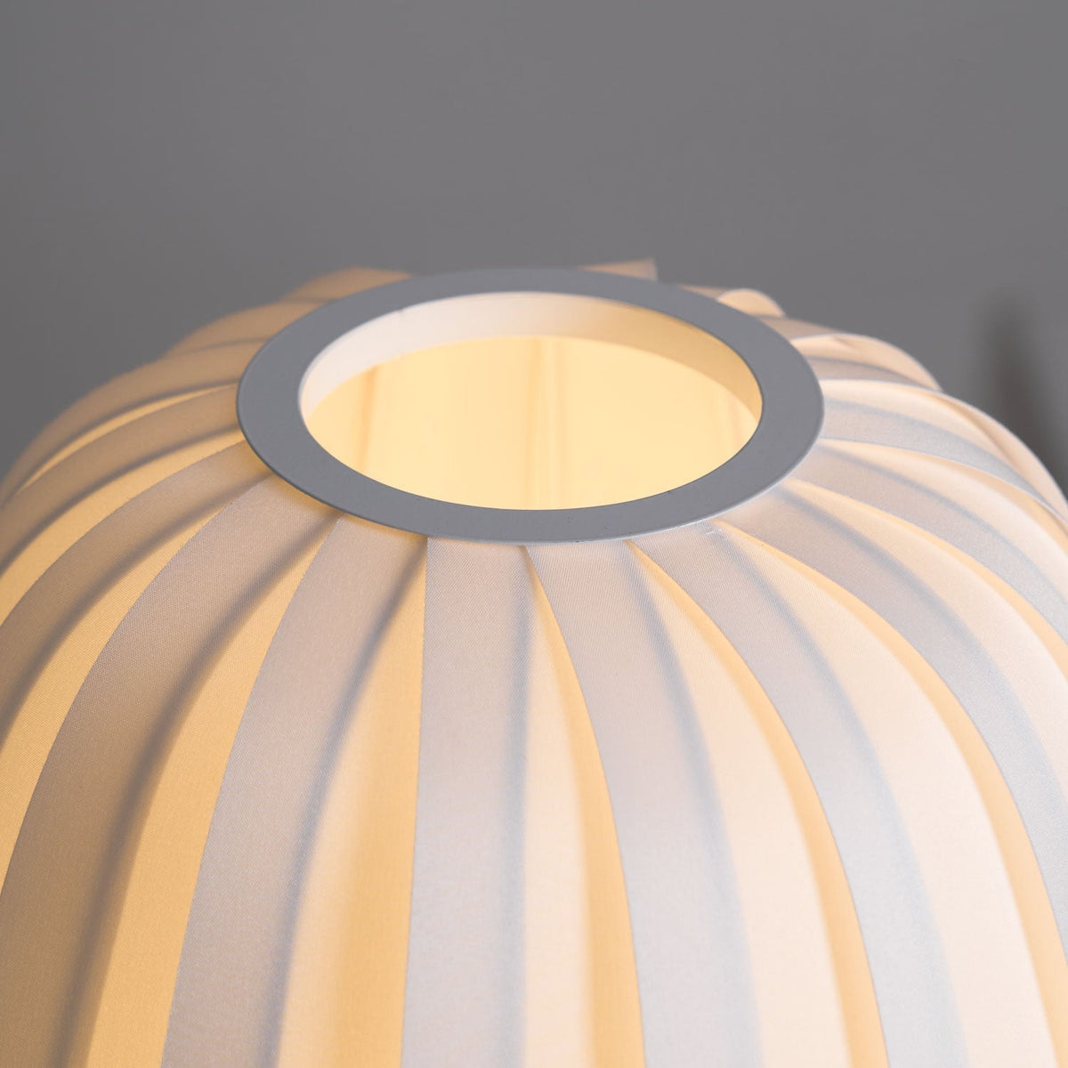 Elenor tafellamp van stof en hout in minimalistisch ontwerp