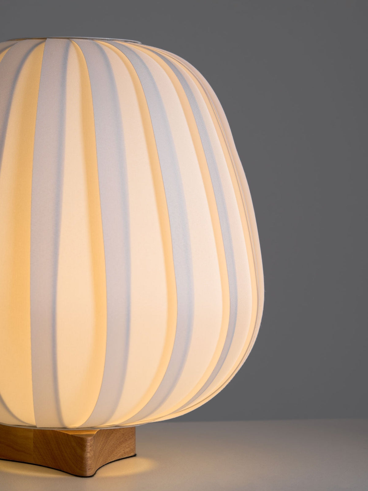Elenor tafellamp van stof en hout in minimalistisch ontwerp