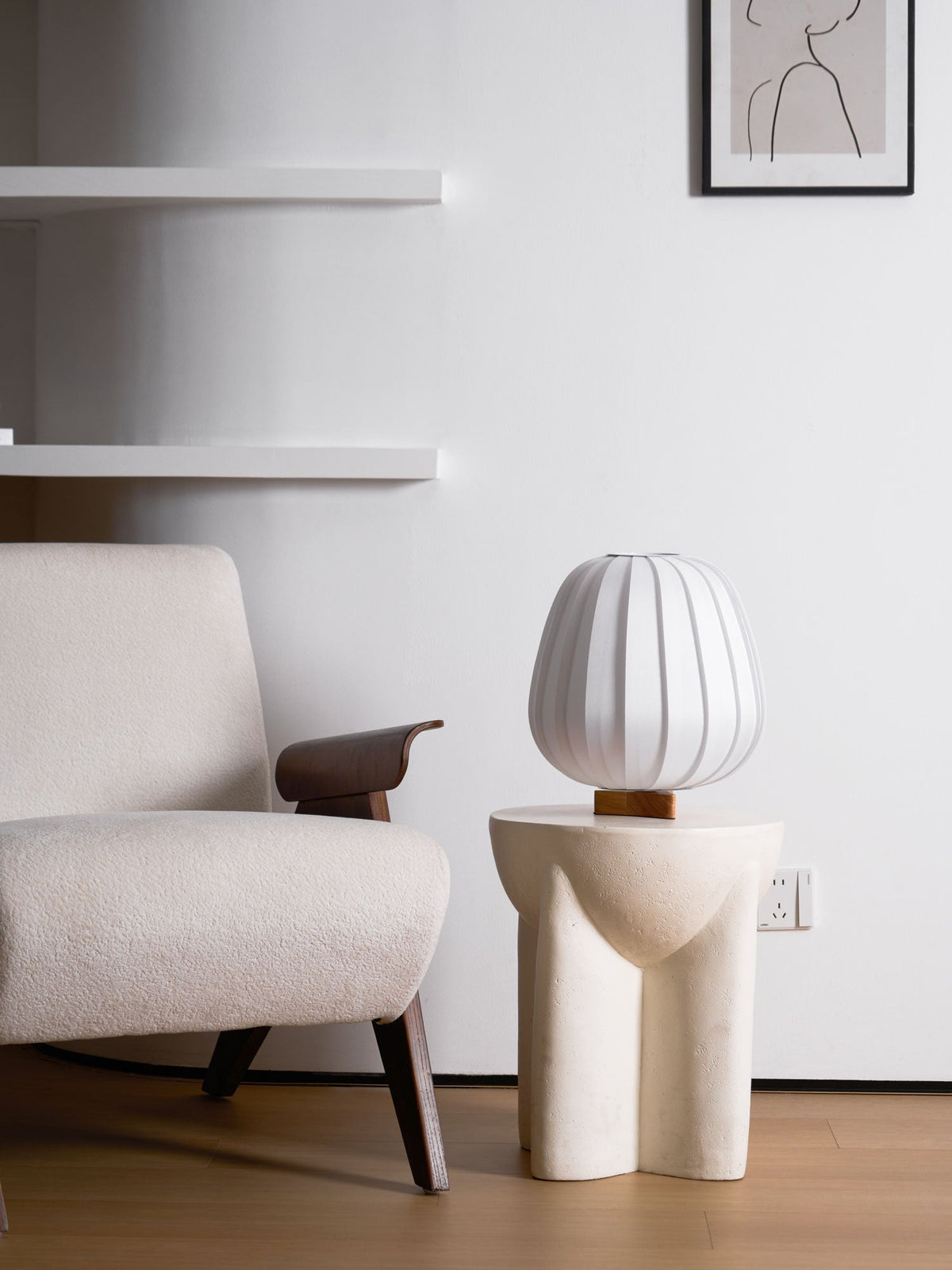 Elenor tafellamp van stof en hout in minimalistisch ontwerp