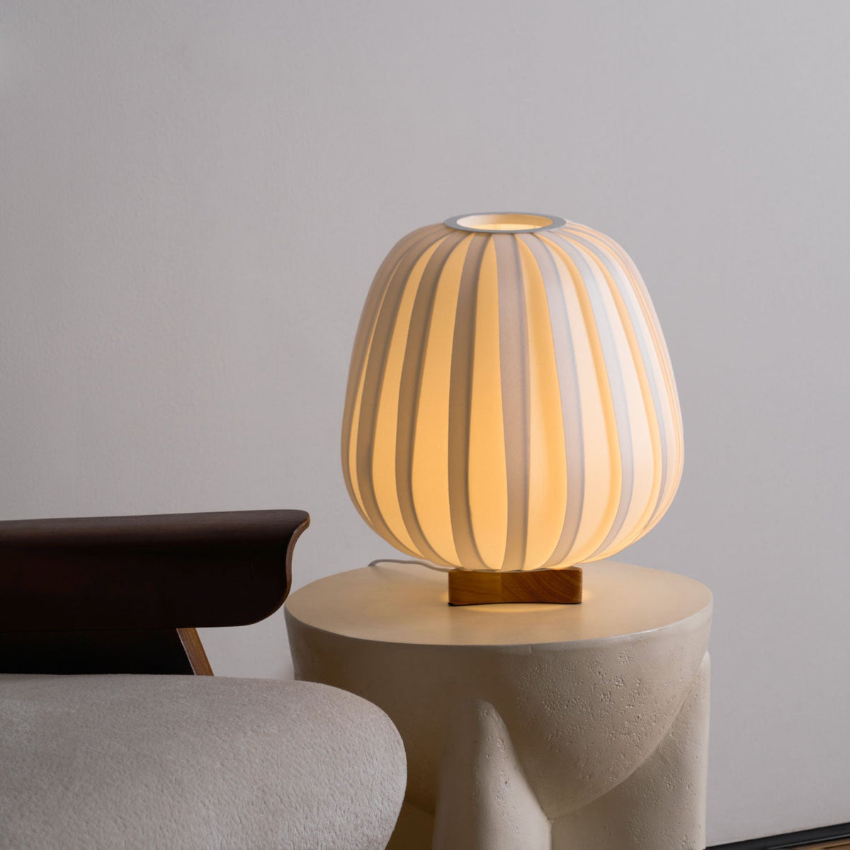 Elenor tafellamp van stof en hout in minimalistisch ontwerp