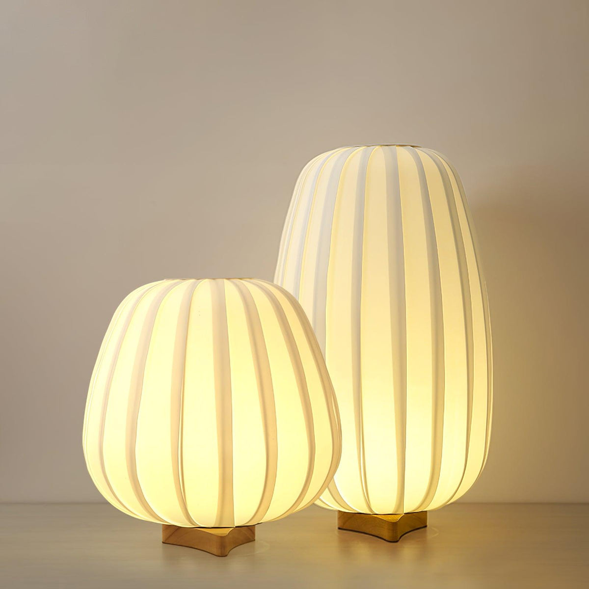 Elenor tafellamp van stof en hout in minimalistisch ontwerp